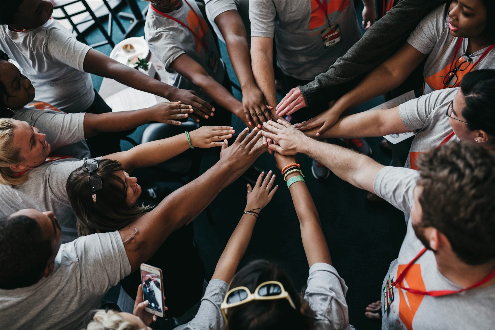 Groupe de personnes unissant leurs mains, symbole de soutien et de solidarité