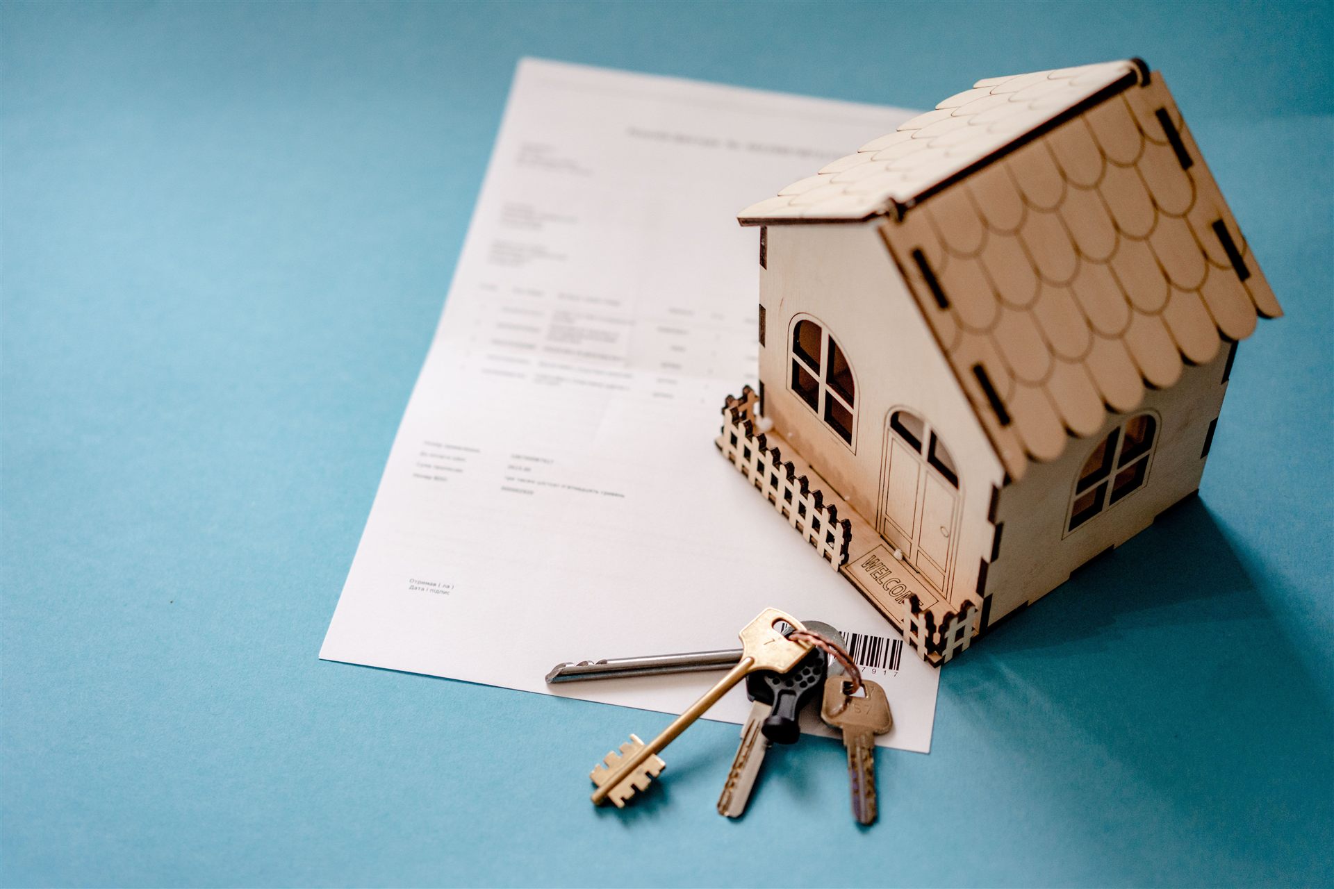 Maquette de maison, clés et document de bail sur un bureau